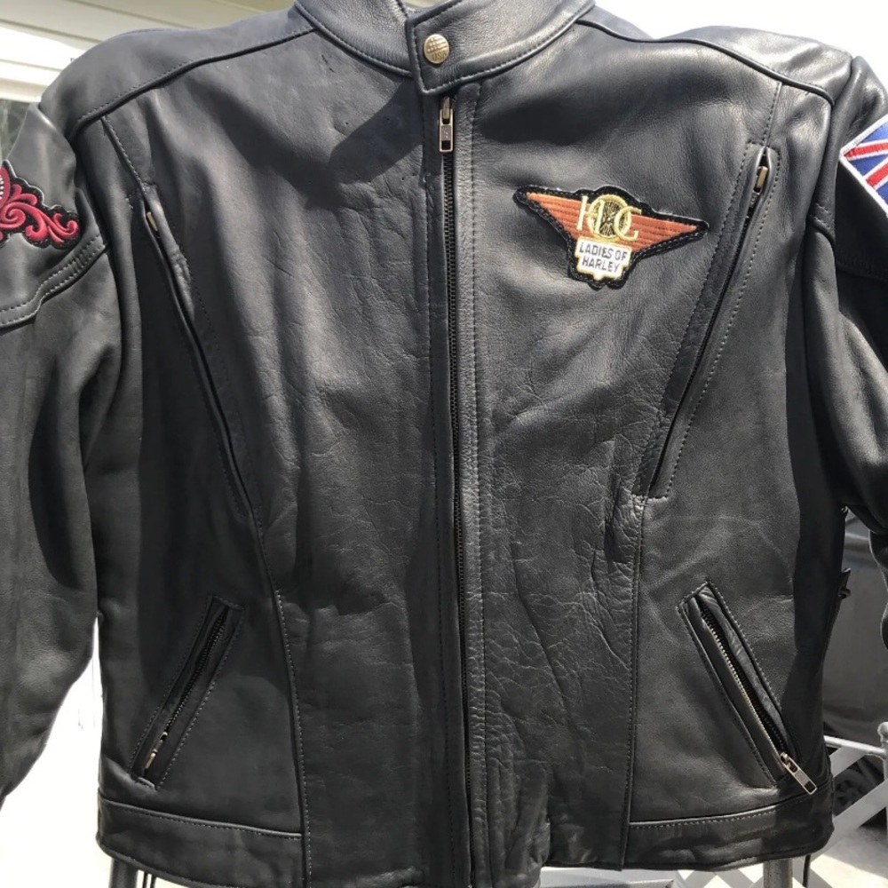 Harley Davidson Women’s Leather Motorcycle Jacket form fitting large Has Patches